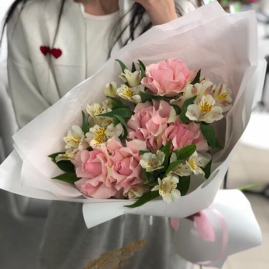 Розы с альстромерией