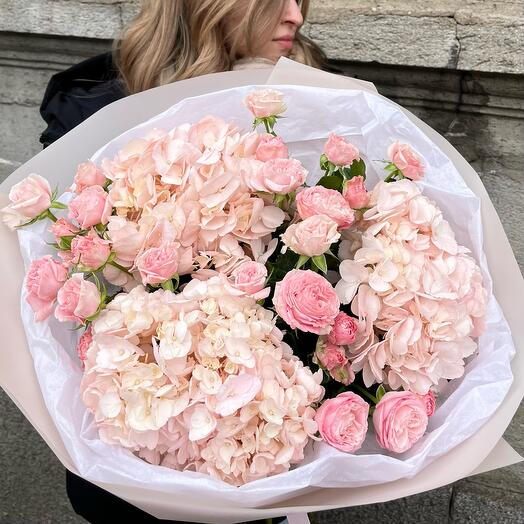 Ramo grande aireado en tonos de polvo de hortensias y rosas arbustivas en forma de peonía en un paquete redondo