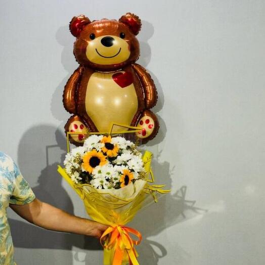 White chamomile flowers with sunflowers and a teddy bear balloon in a bouquet