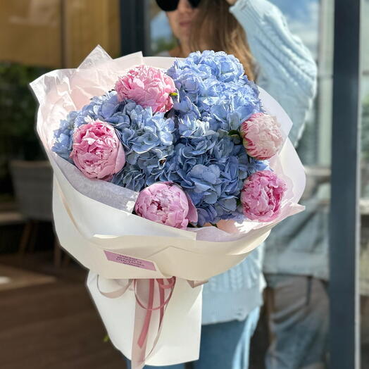 Дуо букет с ароматными пионами и голубыми гортензиями