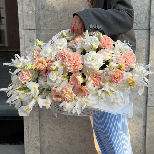 Воздушная корзина с ирисами, махровой эустомой и диантусами💌