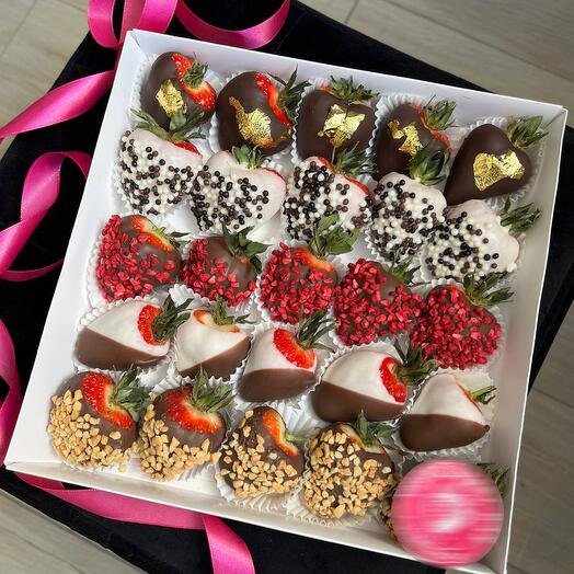 Бокс 25 клубник "Восторг" (750гр.)