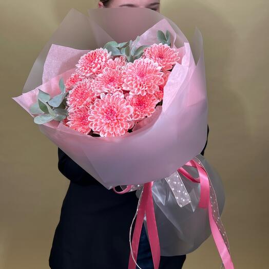 Букет розовых хризантем с эвкалиптом