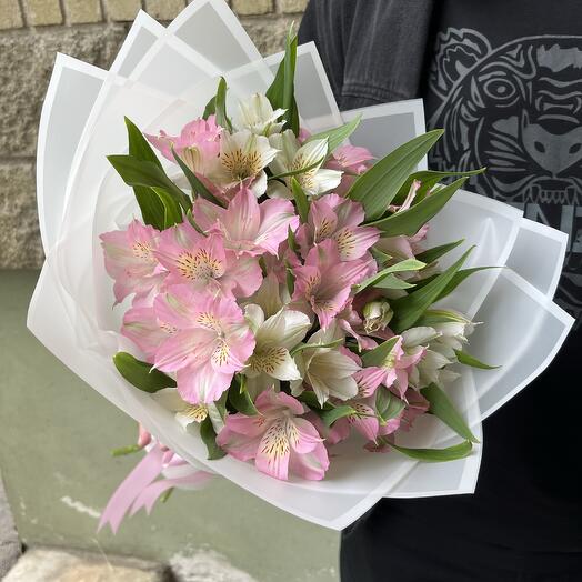 Букет из 7 бело розовых альстромерий