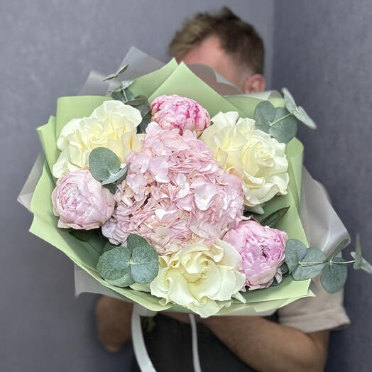 Букет из пионов, гортензии и белых французских роз