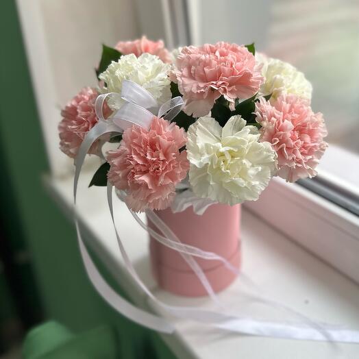 Розовые и белые гвоздики в коробке