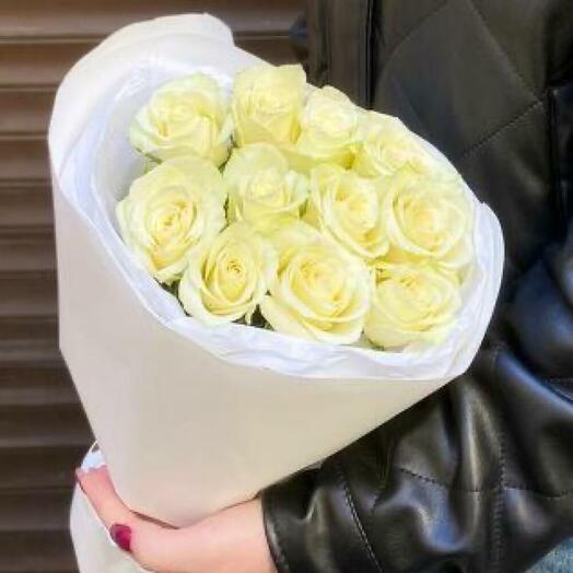 11 белых кенийских роз 40см в упаковке
