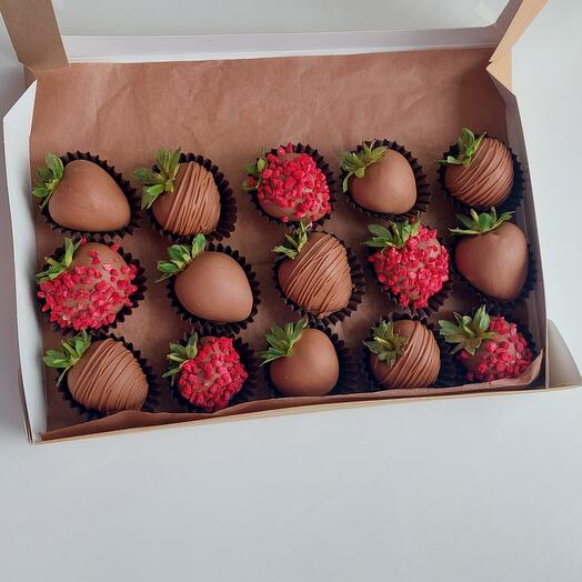 15 клубник в молочном шоколаде🍓