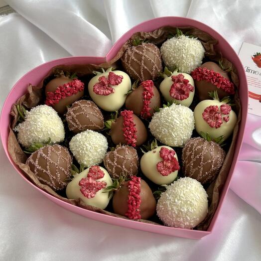 Клубника в молочном и белом шоколаде в Сердце