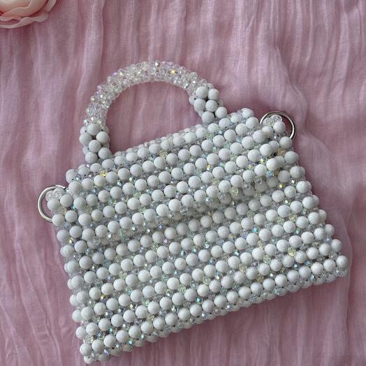 Белая сумочка из бусин