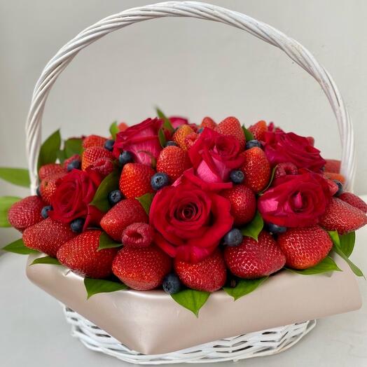 Клубничный рай в корзине