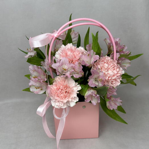 Сумочка с цветами: альстромерия с диантусами