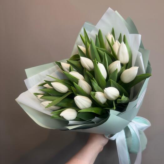 Большой монобукет из 25 белых тюльпанов