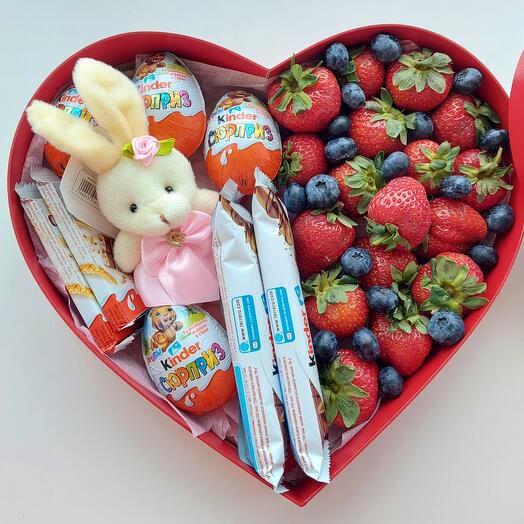 Набор сладостей со свежей ягодой