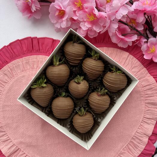 Набор клубники в шоколаде «Классика» на 8 марта (K38)