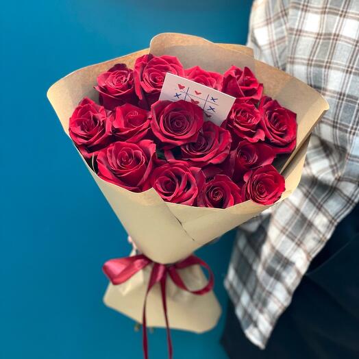 15 красных роз в крафте