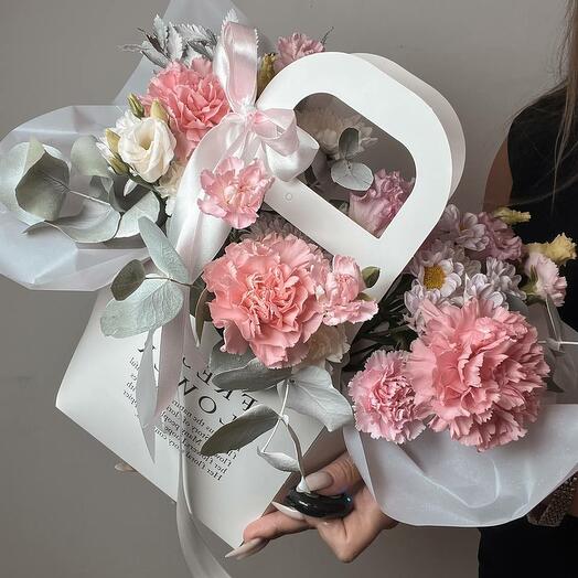 Авторская композиция в сумочке "Касание души"🌸 из диантусов/сантини/эвкалипта/кумтоврй гвоздики