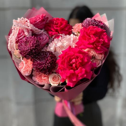 Эффектный букет с французскими розами и сезонными хризантемами 🌺