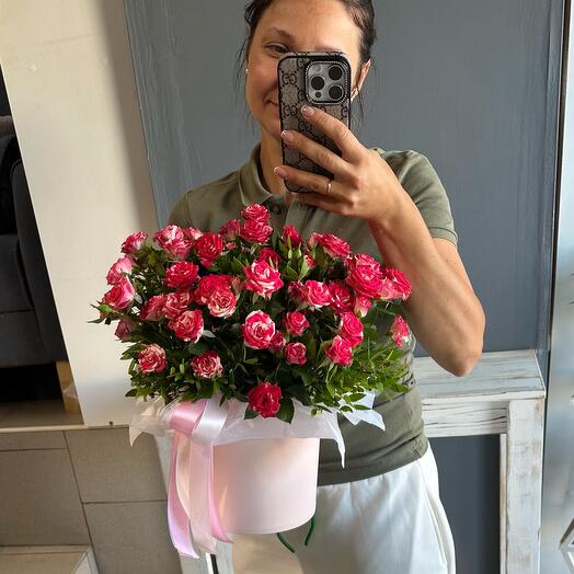 Композиция из ярких кустовых роз💕