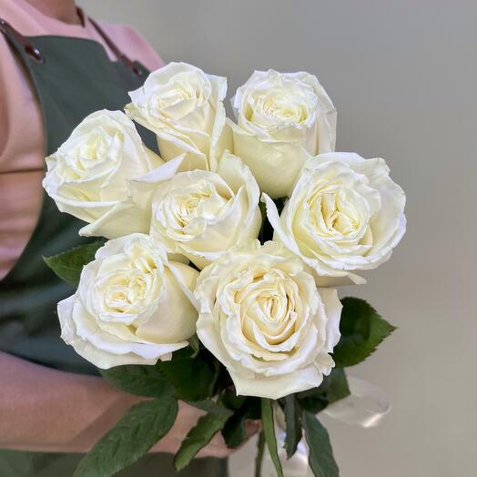 Букет из белых роз с атласной лентой, 7 шт