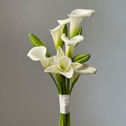 Букет невесты из белых калл и азиатских лилий, без запаха