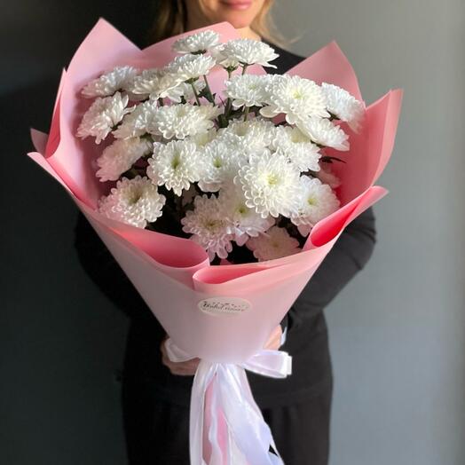 Букет из кустовой белой хризантемы в нежной розовой упаковке с добавлением белого пышного банта