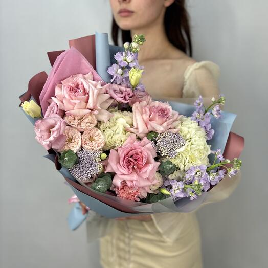 Авторский букет из пионовидных роз, маттиолы, эустомы