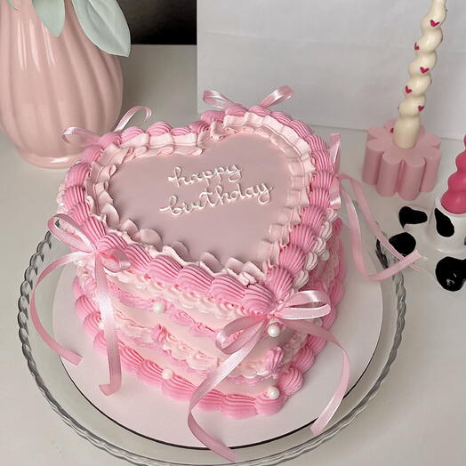 Розовый торт сердце с бантиками и рюшами