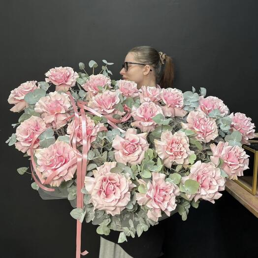 Корзина с французскими розами и эвкалиптом