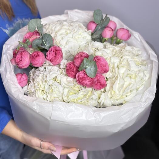 Авторский букет из гортензий, кустовых роз и эвкалипта