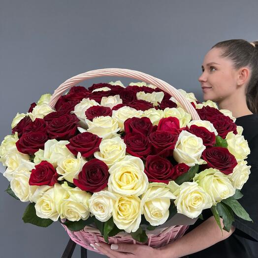 Корзина из 101 красной и белой розы