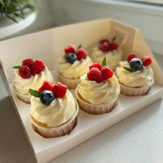 Капкейки с голубикой и малиной, 6 штук