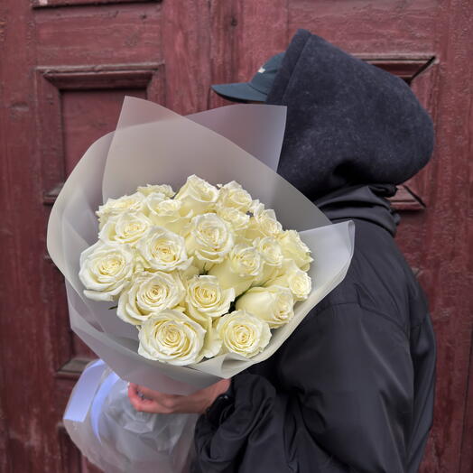 25 белых роз