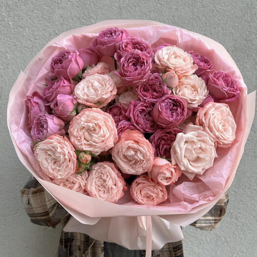 Букет с кустовыми розами Мисти бабл и бомбастик в авторской упаковке