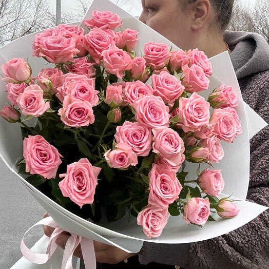 Букет из кустовых розовых роз