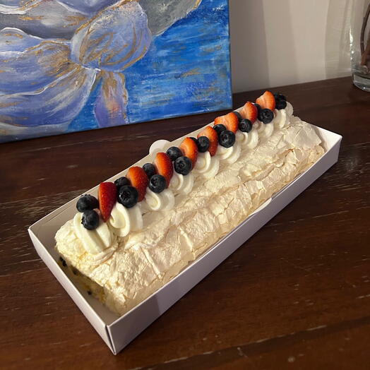 Меренговый рулет с голубикой и клубникой