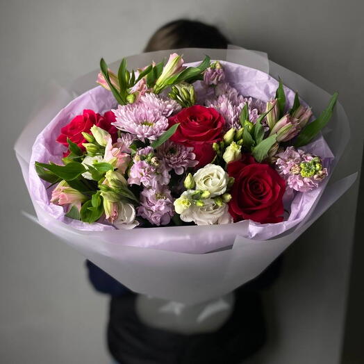 Букет из хризантем ,красных роз ,эустом,матиолы