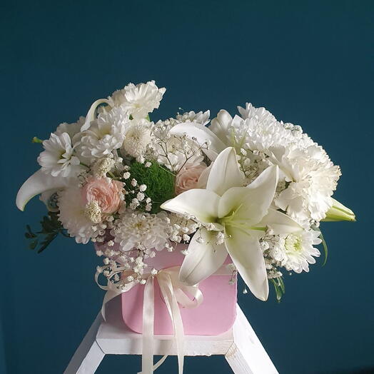 Цветы в коробке шляпной