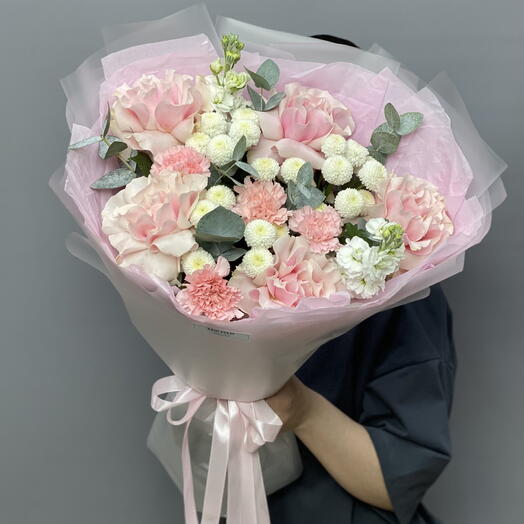 Букет с розовыми французскими розами и хризантемой ньютон