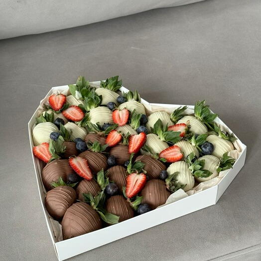 Клубника в шоколаде с ягодами