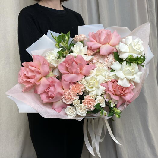 Пышный букет из роз, гортензии и диантусов