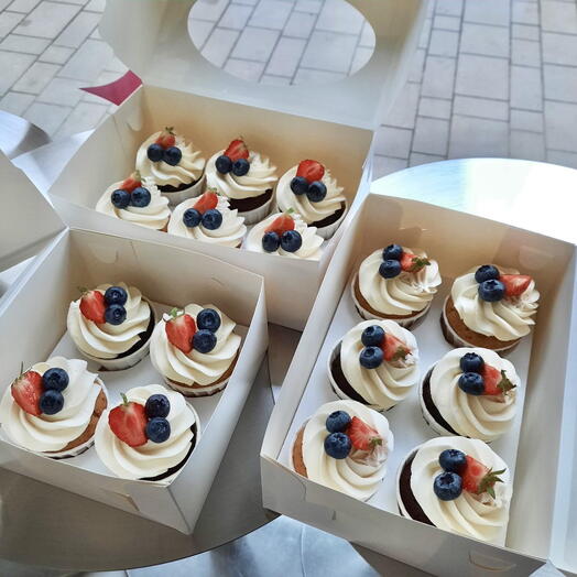 Набор из 16 капкейков