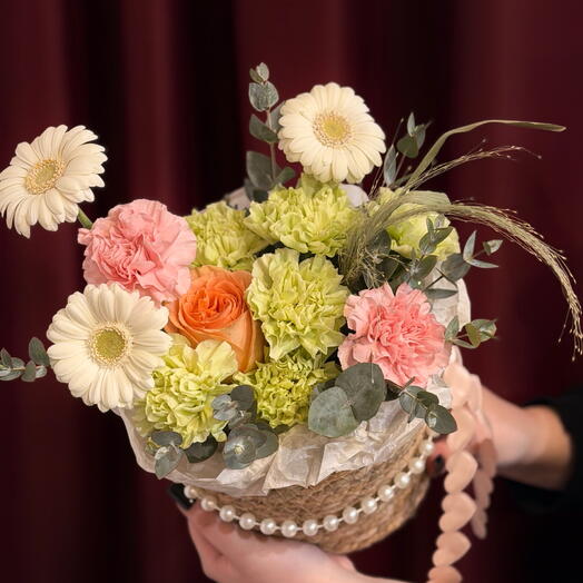 Корзина с цветами: диантусы, герберы, роза, эвкалипт