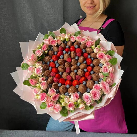 Роскошный букет из клубники и цветов