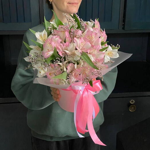 Нежная коробочка из стойких альстромерий и лимониума