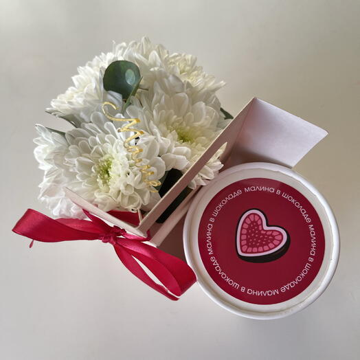 Малина в двойном шоколаде и цветы в коробке