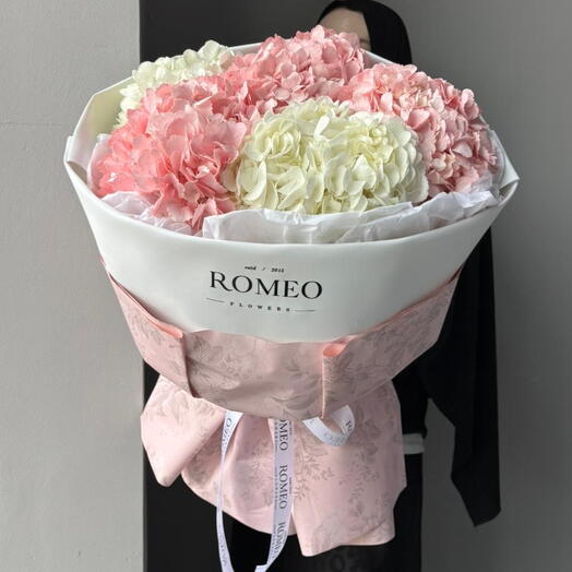 Монобукет из 5 гортензий в нежном стиле