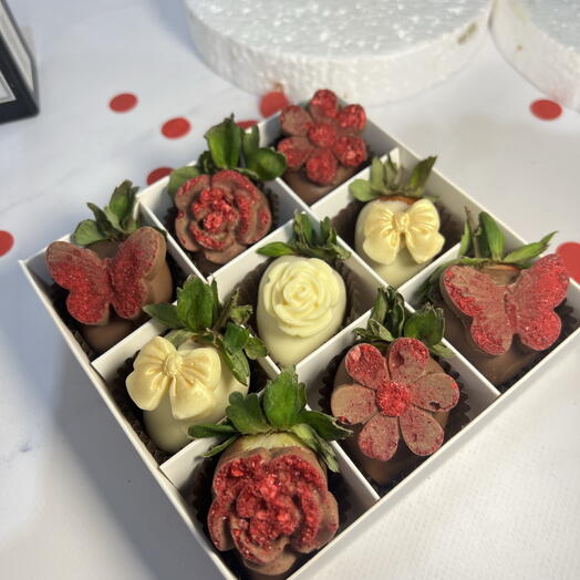 Клубника в шоколаде с корпусными мини шоколадками 9 шт