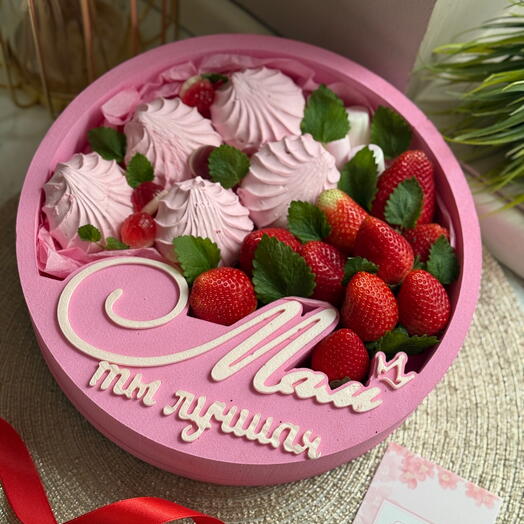 Прекрасный набор с клубникой для мамы