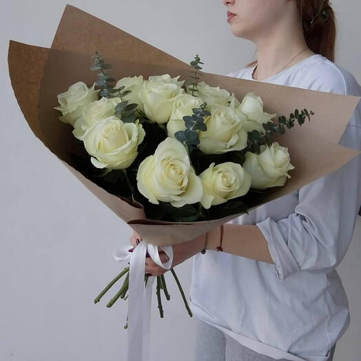 Нежный букет из белых роз